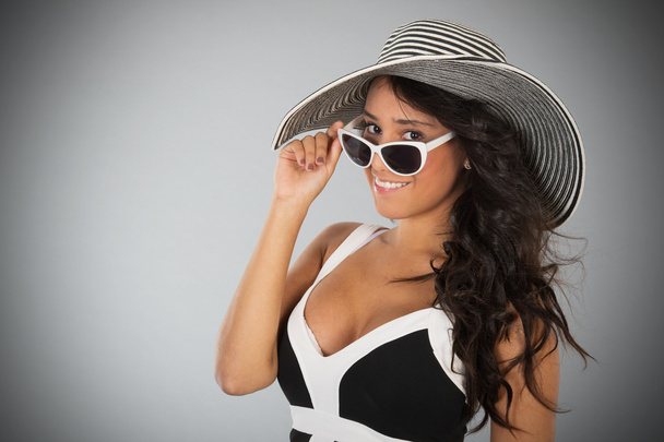 Attractive young woman with straw hat and sunglasses - Foto, immagini