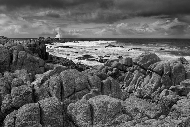 岩が多い海岸に波のクラッシュ - 写真・画像