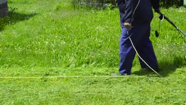 Mann mäht mit alter Maschine das Gras - Filmmaterial, Video