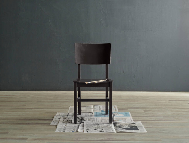 Estilo de pintura de cadeira de madeira, decorado no design do jornal, fundo de parede de pedra cinza. - Foto, Imagem