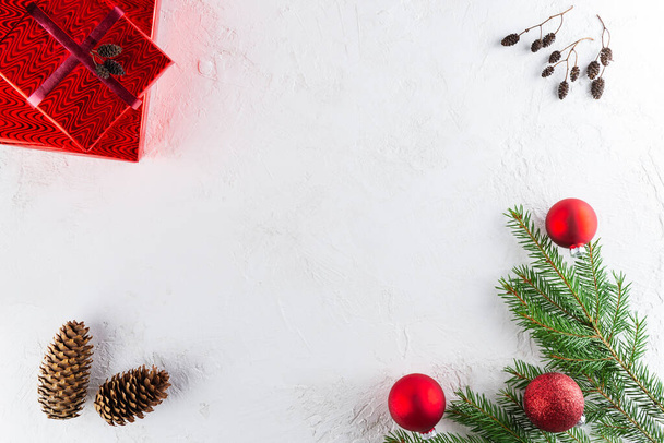 branches d'arbre de Noël avec des boules, boîtes-cadeaux sur un fond clair. Noel et Nouvel An concept. Orientation horizontale, espace de copie, vue du dessus. - Photo, image