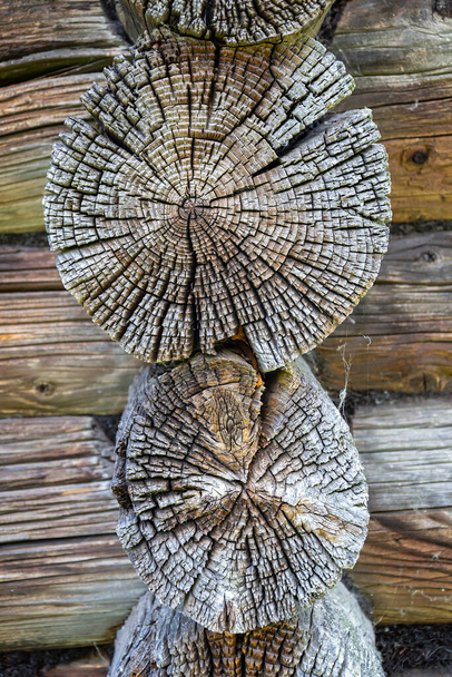 Antiguo tronco de madera de edificio antiguo, textura de corte transversal - Foto, imagen
