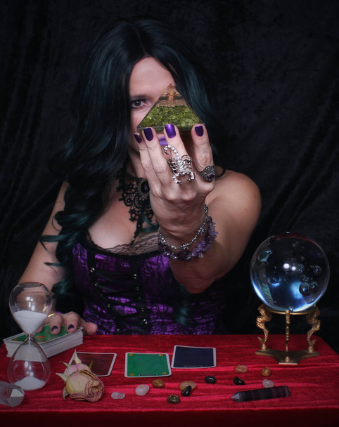 Femme Psychic avec boule de cristal et cartes de tarot, Peu profonde DOF - Photo, image