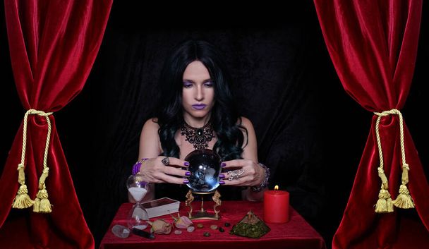 Psychic avec boule de cristal et cartes de tarot avec des rideaux de velours rouge - Photo, image