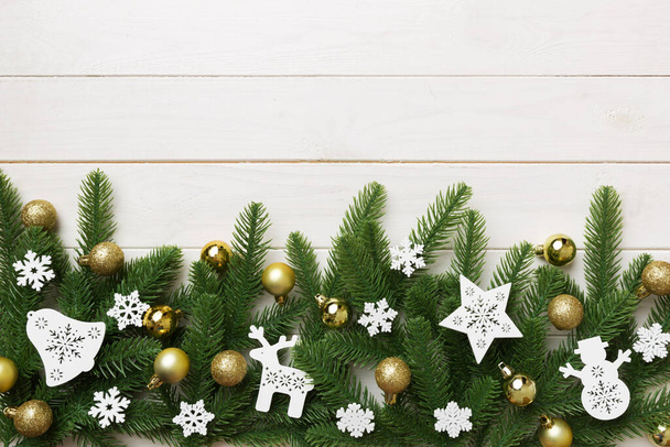 Vánoční zázemí s jedlovými větvemi a vánoční výzdobou. Horní pohled, kopírovací prostor pro text. - Fotografie, Obrázek