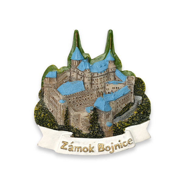 Magneettinen matkamuisto Slovakiasta eristetty valkoisella taustalla. Käännös merkintä tarkoittaa kaupungin nimi Bojnice Castle Englanti. Suunnitteluelementti leikkauspolulla - Valokuva, kuva