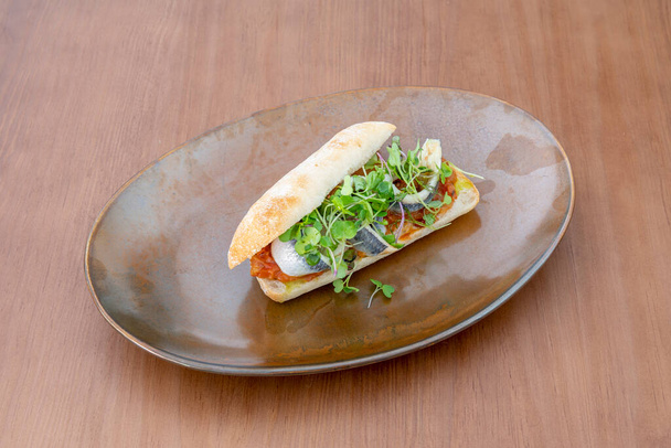 tyypillinen voileipä tapas ravintola, sardiini huilu tomaatti ja vihannesten ituja - Valokuva, kuva