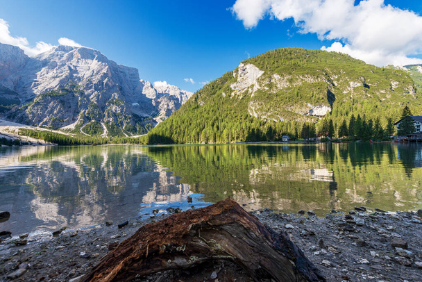 Pragser Wildsee of Lago di Braies, en bergtop van Croda del Becco of Seekofel, Dolomieten, natuurpark Fanes-Senes-Braies, Zuid-Tirol, Trentino-Alto Adige, Bolzano, Italië, Europa. - Foto, afbeelding