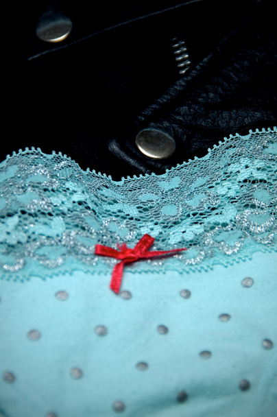 сексуальні сині мереживні труси з бантом і шкіряною курткою
 - Фото, зображення