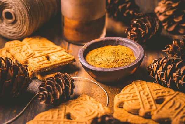 Пряникова суміш спецій та приправи для гінгебридного печива на Різдво на дерев'яному фоні
 - Фото, зображення