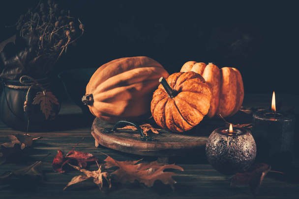 Zátiší na díkůvzdání s dýněmi a podzimními listy na dřevěném pozadí - Fotografie, Obrázek