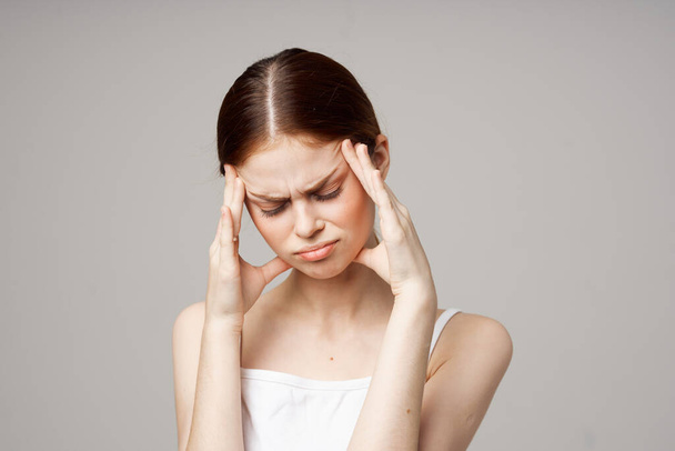 kobieta z bólem głowy problemy zdrowotne na odosobnionym tle. Wysokiej jakości zdjęcie - Zdjęcie, obraz
