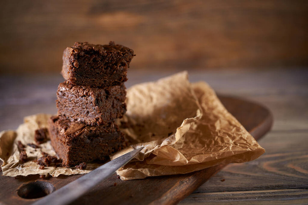 brownies au chocolat fraîchement cuits sur un fond en bois - Photo, image