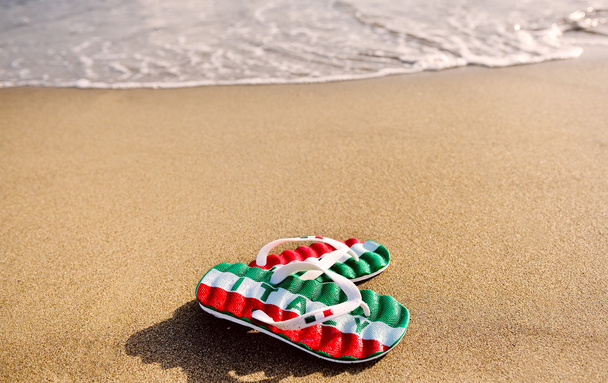 Sahil kumu - tatil ve dinlenme kavramı üzerinde kelime İtalya ile terlik - Fotoğraf, Görsel