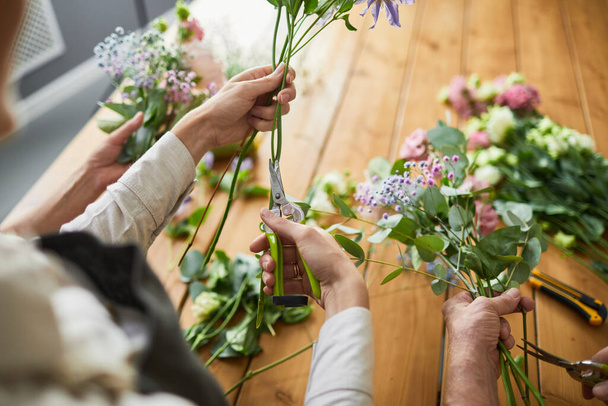 Floristen erstellen Blumensträuße aus nächster Nähe - Foto, Bild