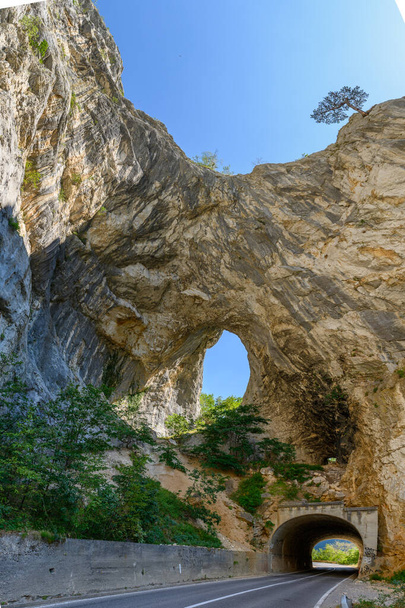Strada e tunnel al lago Piva nel parco nazionale Dormitore del Montenegro in estate - Foto, immagini