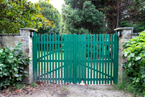 木製縦板製の緑の柵.  - 写真・画像