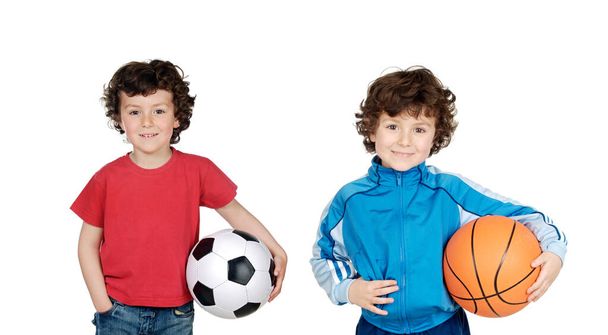 Sport gyerekeknek. Egy csapat vidám fiú és egy lány együtt sportolnak. Oktatás. Elszigetelt fehér háttér felett.  - Fotó, kép