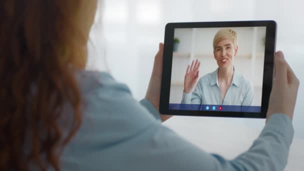 Γυναίκα κλήση βίντεο χρησιμοποιώντας Tablet Μιλώντας με τη μητέρα σε απευθείας σύνδεση, Κολάζ - Πλάνα, βίντεο