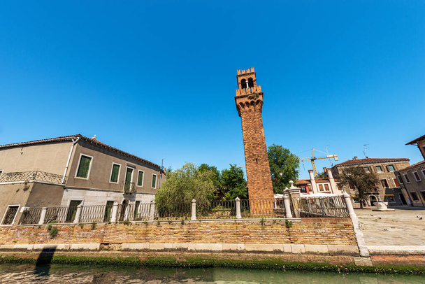 Ο αρχαίος Civic Tower ή Clock Tower στο νησί Murano σε μεσαιωνικό στυλ. Campo Santo Stefano (πλατεία Αγίου Στεφάνου), Βενετία, Μνημείο Παγκόσμιας Κληρονομιάς UNESCO, Βένετο, Ιταλία, Ευρώπη.  - Φωτογραφία, εικόνα