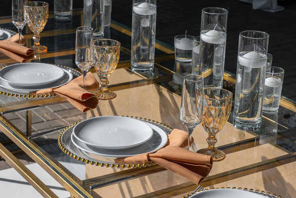 Свадебный стол украшен Свадьба. Банкетный стол для гостей на открытом воздухе. стеклянный стол со свечами - Фото, изображение