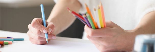 Dessin de femme avec crayons multicolores sur feuille blanche de papier gros plan - Photo, image