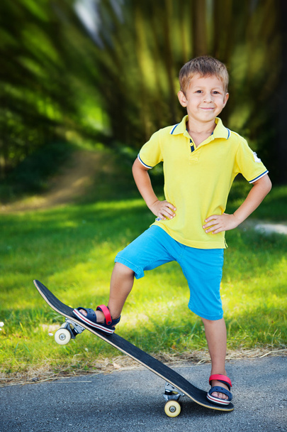 Little boy on a skateboard. - Фото, зображення