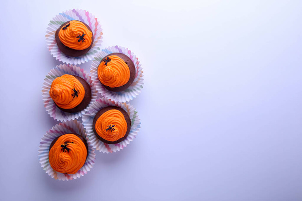 Cupcakes de chocolate de Halloween com decoração em fundo branco com lugar para texto. Vista superior - Foto, Imagem