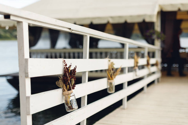 Осенний декор в коричневых и белых тонах на набережной ресторана - Фото, изображение