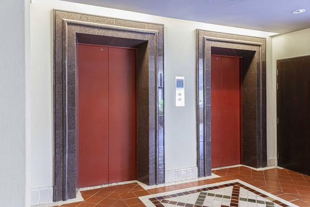 L'ingresso dell'ascensore in un edificio moderno - Foto, immagini