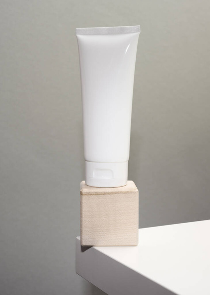 tubos de plástico brancos vazios de cosméticos em uma mesa branca. Embalagem para creme, gel, soro, publicidade e promoção de produtos, mock up - Foto, Imagem
