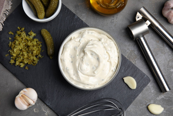 Tasty tartar sauce and ingredients on grey table, flat lay - Foto, immagini