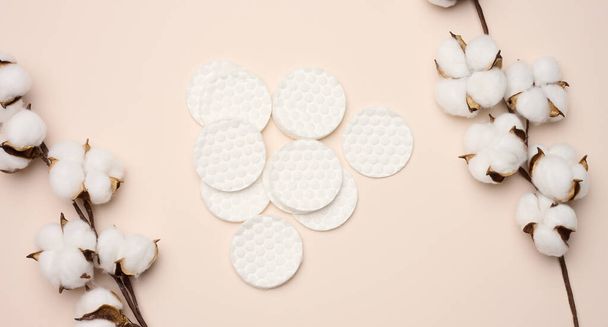 Esponjas de algodón blanco sobre fondo beige. Diseño para la industria de belleza, medicina y cosmética - Foto, Imagen