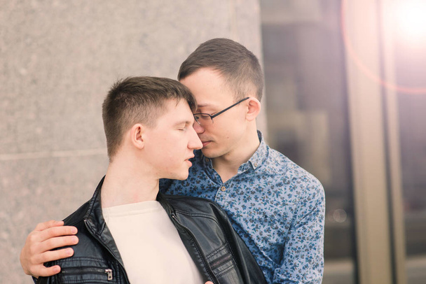 市内でロマンチックなゲイのカップル,同性愛の愛 - 写真・画像