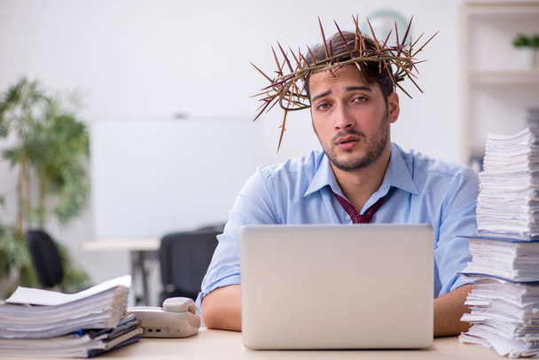 Mladý muž zaměstnanec nosí pichlavý věnec na hlavě - Fotografie, Obrázek