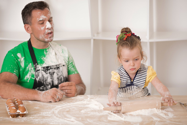Father and daughter cooking - Valokuva, kuva