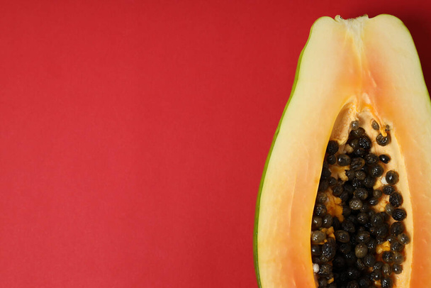 Metà della papaia matura su sfondo rosso - Foto, immagini
