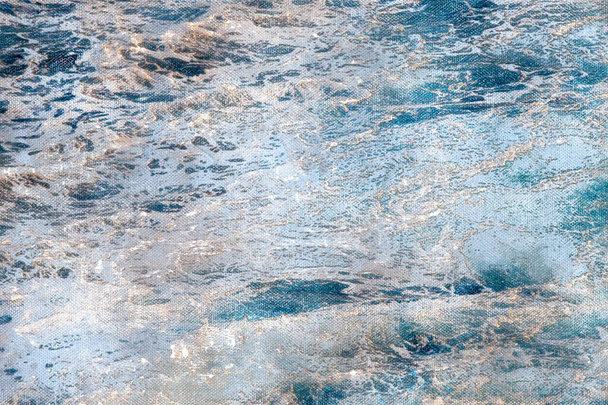 Pękająca woda morska ze śmigła pływającego luzem lub silnika łodzi. Piana powierzchnia wody w promieniach różowego zachodu słońca. - Zdjęcie, obraz