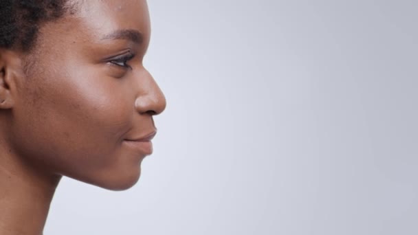 Szépség és tökéletesség. Profil portré a vonzó fiatal afro-amerikai nő keres félre, üres hely a mockup - Felvétel, videó