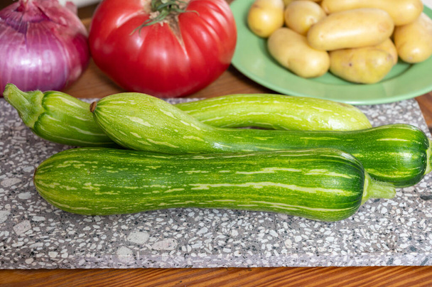 Frische grüne lange Zucchini-Zucchini-Gevetables aus Nizza kochfertig, Provence, Frankreich - Foto, Bild
