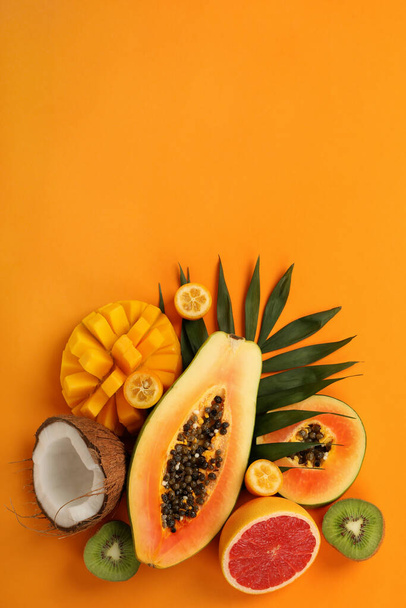 Frutas exóticas definidas em fundo laranja, espaço para texto. - Foto, Imagem