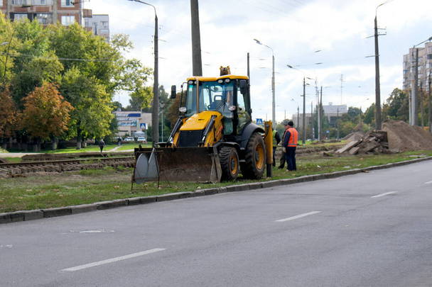 Nahrazení starých tramvajových kolejí v Kyjevě září 2021 příprava na pokládku nových kolejnic - Fotografie, Obrázek