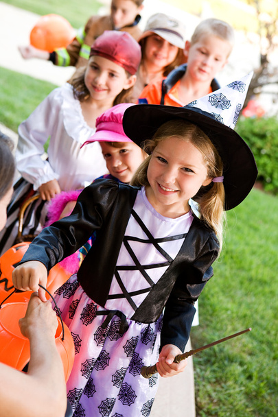 Halloween: Children Lined Up for Halloween Candy - Foto, Bild