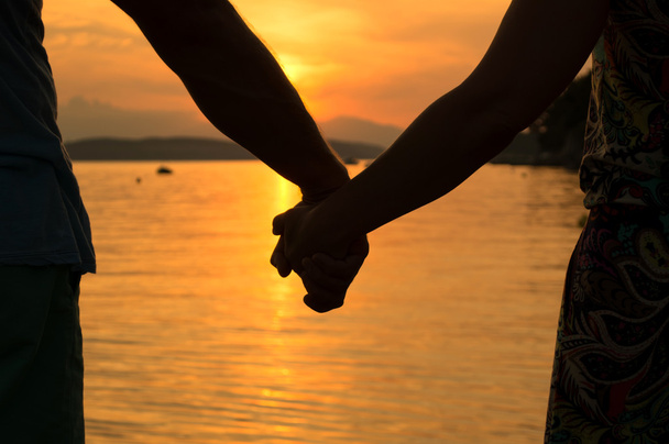 Romanttinen pari kädestä - Valokuva, kuva