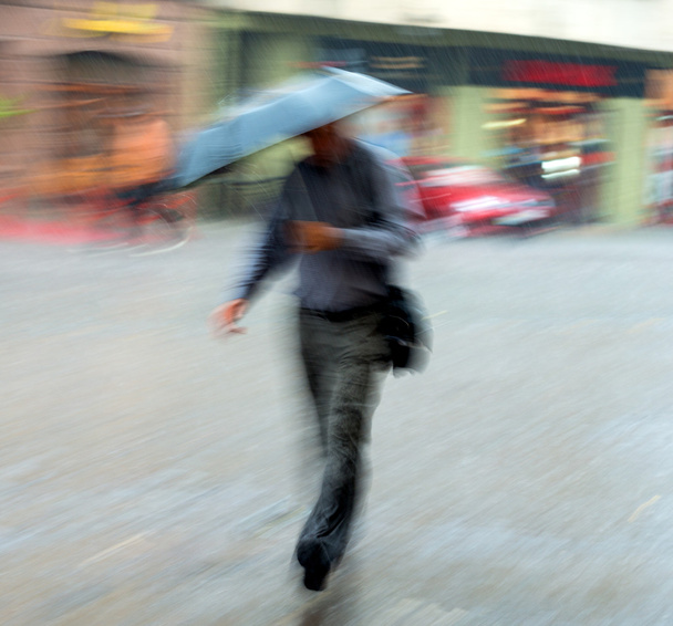 雨の日に、通りを歩いて男 - 写真・画像