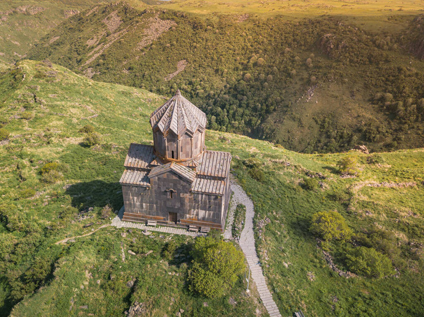 Ermenistan 'daki Amberd kalesi yakınlarındaki ünlü Vahramashen Kilisesi' nin insansız hava aracı görüntüsü. Seyahat ve gezi konsepti - Fotoğraf, Görsel