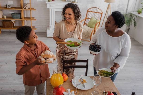 Vista de ángulo alto de la familia afroamericana sirviendo cena de acción de gracias  - Foto, imagen