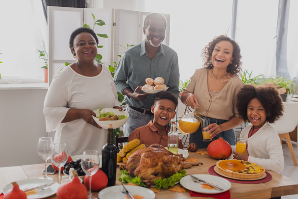 Veselý africký americký rodina slaví díkůvzdání v blízkosti potravin doma  - Fotografie, Obrázek