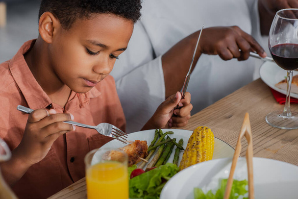 afro-amerikai fiú hálaadási vacsora közelében elmosódott nagyi - Fotó, kép