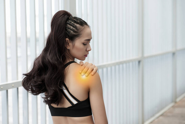 Atletická žena cítí bolest v rameni - Fotografie, Obrázek